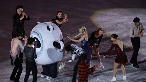 花滑選手與冰墩墩溫馨互動 隋文靜撲倒吉祥物，百墩實業(yè)傳遞友愛精神